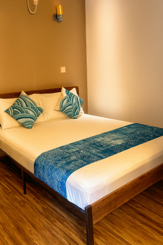 serene_bedroom_with_teal_accents